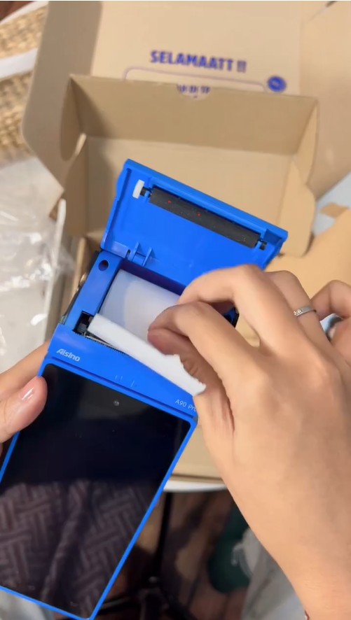Cara Memasang Kertas Thermal EDC Fastpay - Sisakan sedikit kertas diluar printer