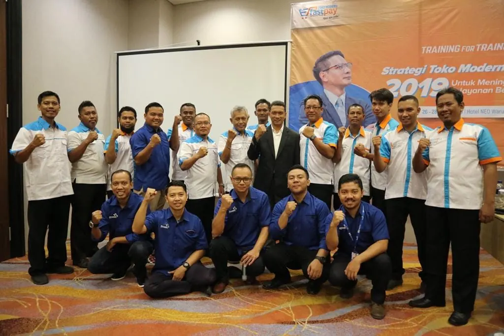 Foto pembina bisnis Fastpay bersama mitra agen di lapangan